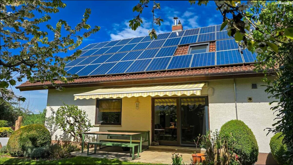 Man leeft volledig zelfstandig zonder stroomaansluiting dankzij 70 zonnepanelen: 'Ik hoef nooit een koude douche te nemen'