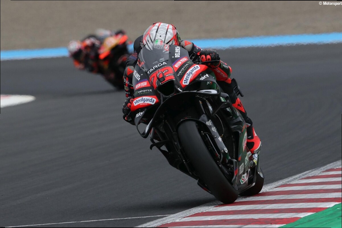 Bezzecchi lidera el arranque del GP de Indonesia, por delante de Márquez y Martín