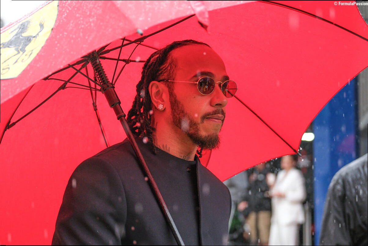 Hamilton 'bacchetta' i giovani: "Pioggia? Noi della vecchia scuola vorremmo correre sempre, ma loro…"