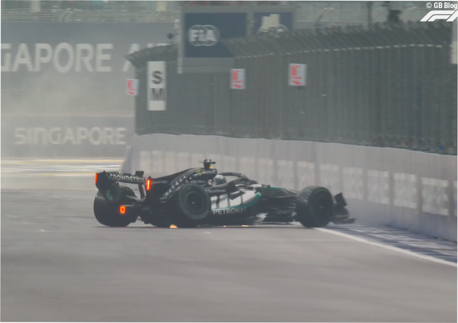 Russell crasht zwaar in Singapore na inhaalactie op Verstappen, Hadjar ook uit de race