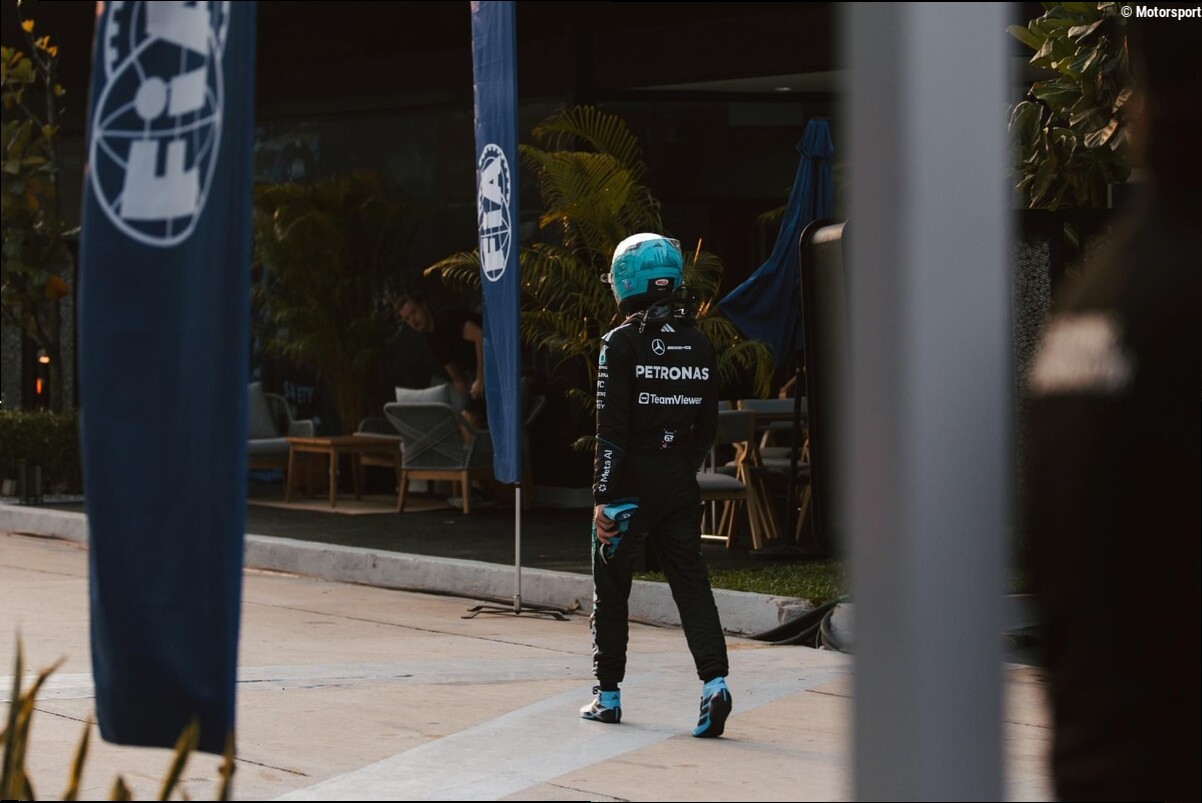 George Russell crashes out of lead at wet Singapore F1 sprint