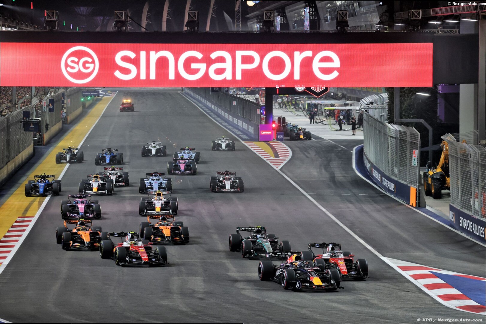 Verstappen gagne enfin le GP de Singapour devant Leclerc, Ferrari rate sa stratégie