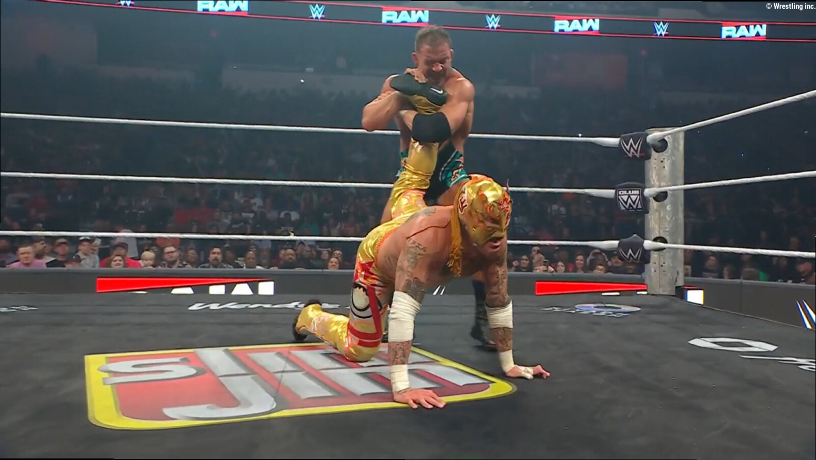 Chad Gable Taps Out Rey Fenix, Retains WWE Men's Intercontinental Title On Raw