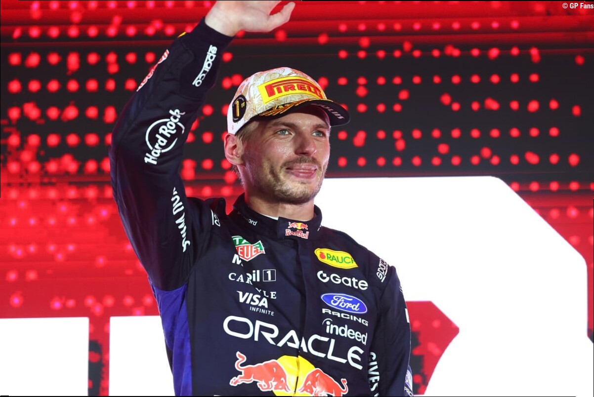 F1TV-analisten zien bizarre actie Verstappen: "Hoe heeft Max dat gedaan?"