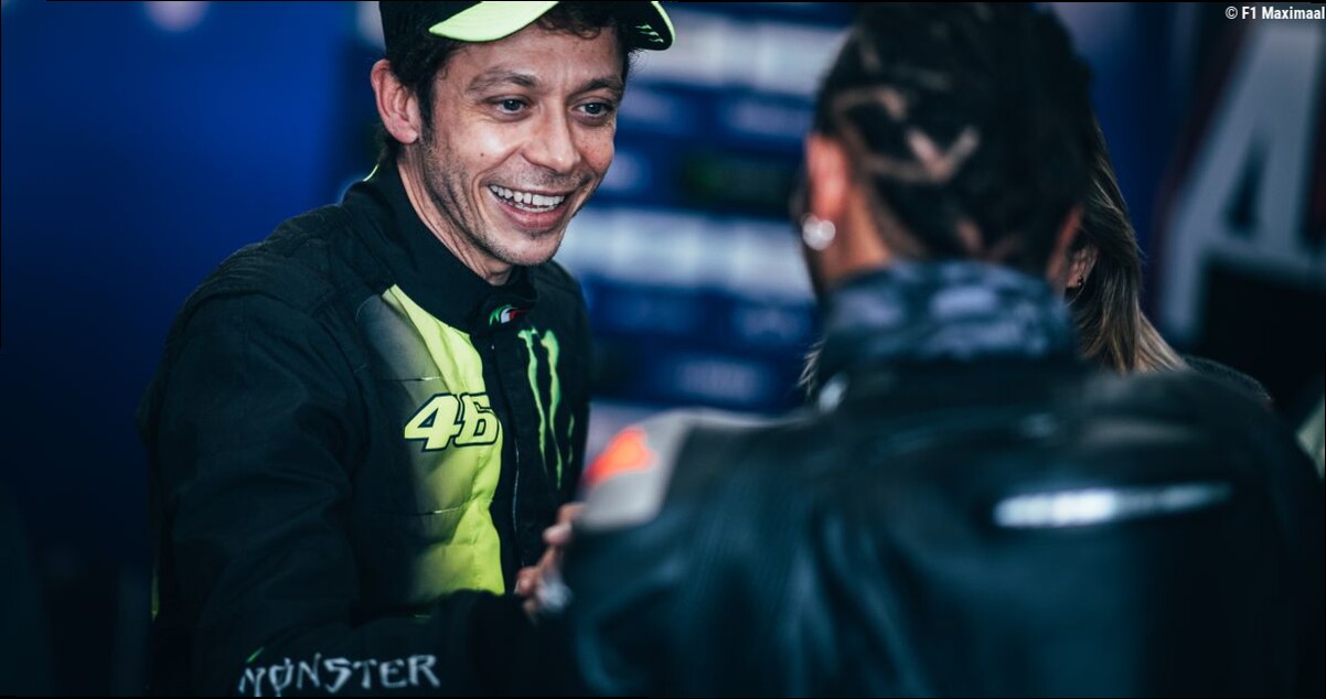 Rossi kijkt reikhalzend uit naar krachtmeting met Verstappen: "Dit wordt geweldig"