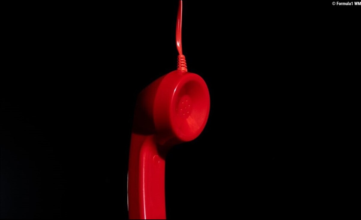 F1, il mercato piloti si muove. L'indizio arriva da un telefono rosso... Ferrari