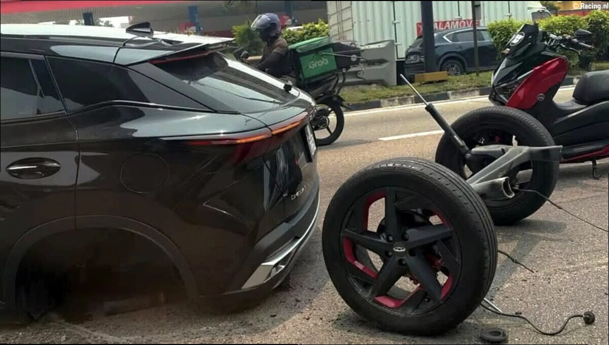 Chinese auto die in Nederland wordt verkocht verliest midden op de weg zijn achteras