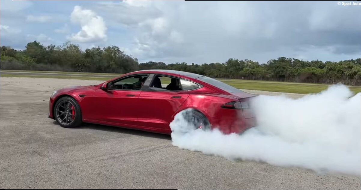 Cette préparation débloque les burns sur les quatre roues d'une Tesla Model S Plaid