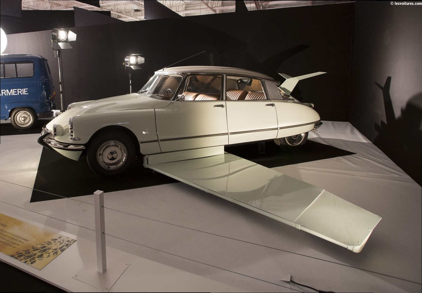 Citroën DS : la voiture volante de 1965 fait s'écraser le Tesla Roadster