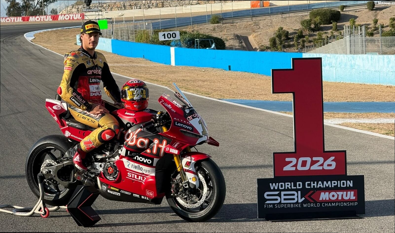 Bulega se acerca a una leyenda de Superbikes: «Es fantástico estar cerca de uno de mis ídolos»