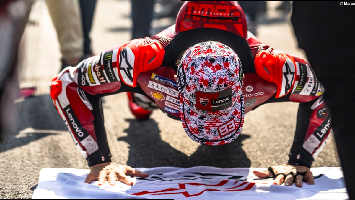 ¿Por qué Marc Márquez hace flexiones en la parrilla de MotoGP?