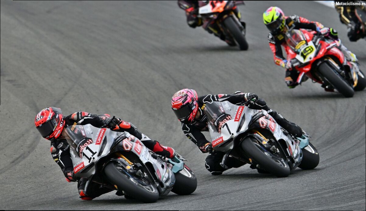 Nicolò Bulega se va ganando a Iker Lecuona y Sam Lowes agua la fiesta a Álvaro Bautista