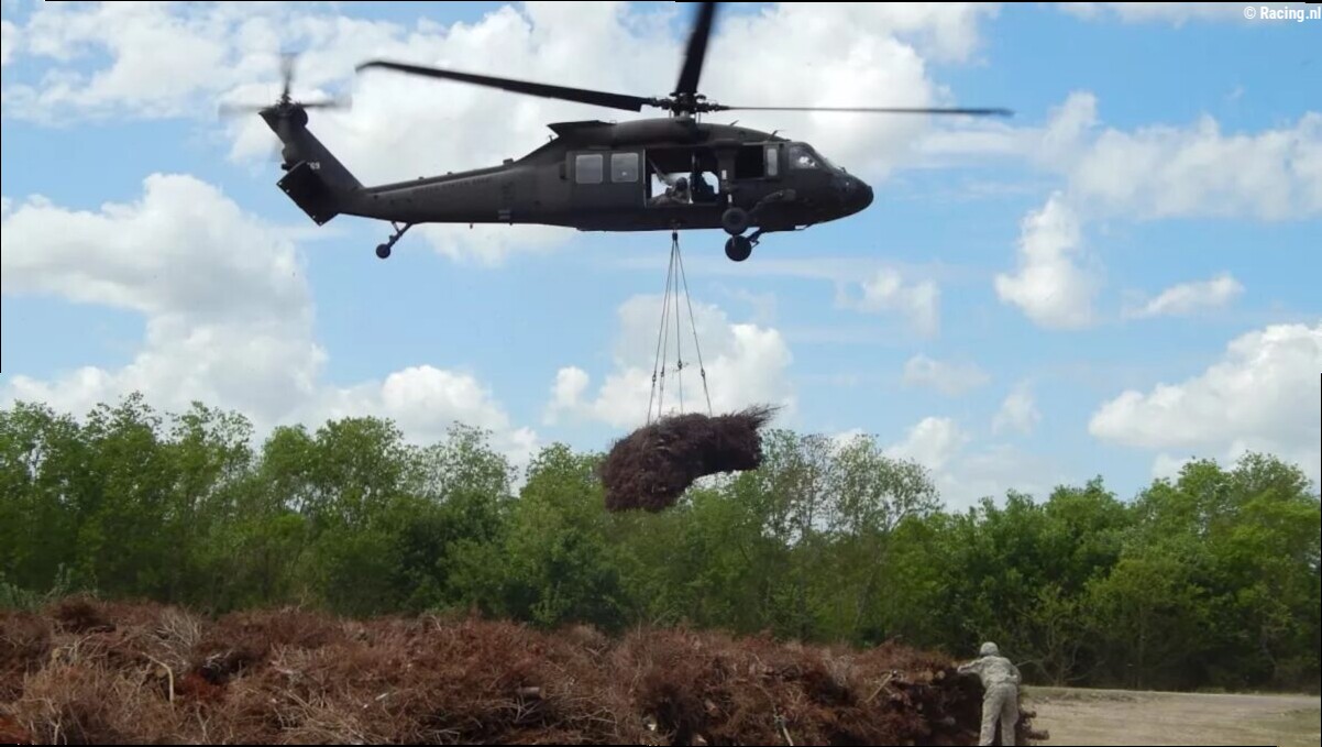 Helikopters werpen 9.000 oude kerstbomen boven een moerasgebied af, maar niet zonder reden