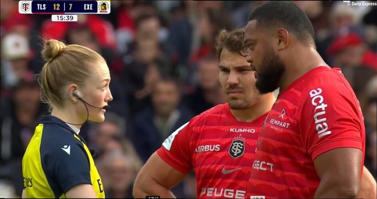 Rugby controversy breaks out as referee applauded for unusual red card after 15 minutes