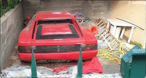 Ferrari Testarossa abbandonata: potrebbe essere ferma da oltre 26 anni