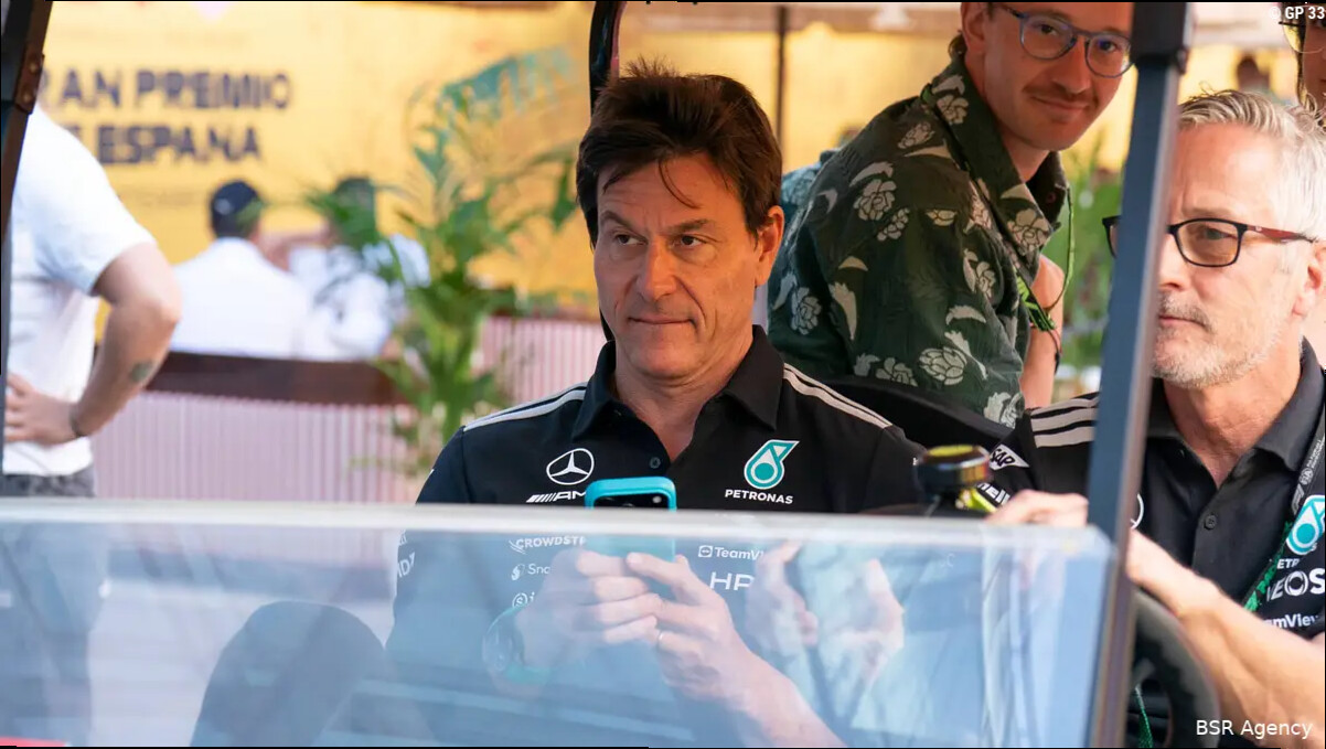 Toto Wolff wijst naar Lewis Hamilton en haalt spijkerhard uit