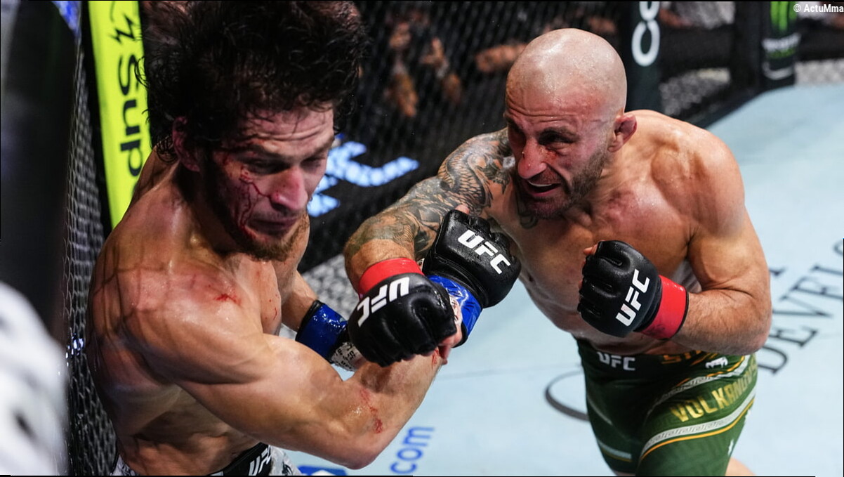 Alexander Volkanovski fait tomber l'invaincu Movsar Evloev au 2ème round et garde son titre à l'UFC 333