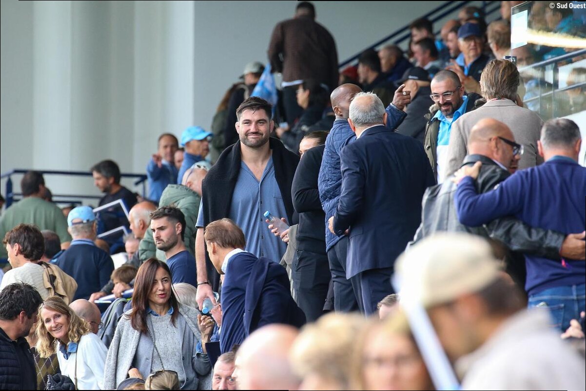 Invité par l'Aviron, qui cherche à le recruter, le All Black Luke Jacobson a assisté au match entre Bayonne et Lyon