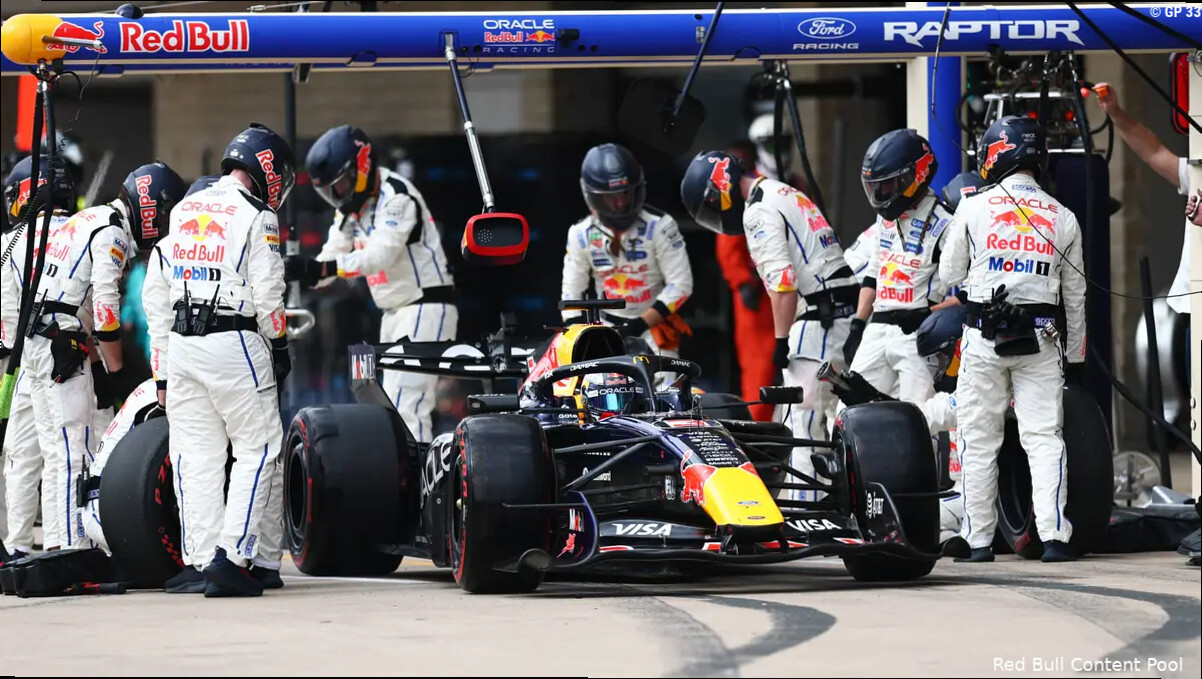 Max Verstappen reageert woest op radiobericht van Red Bull-baas Laurent Mekies