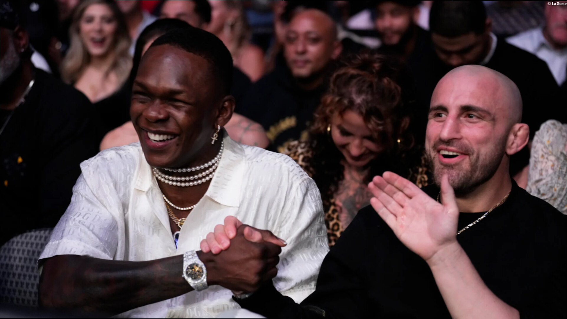 Israel Adesanya réagit à la masterclass de son ami Alex Volkanovski