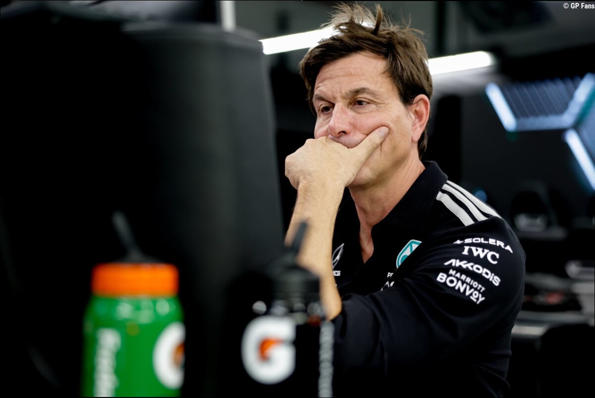 Wolff haalt cynisch uit naar stewards na Russell-straf: 'Het is hier legaal om te roken'