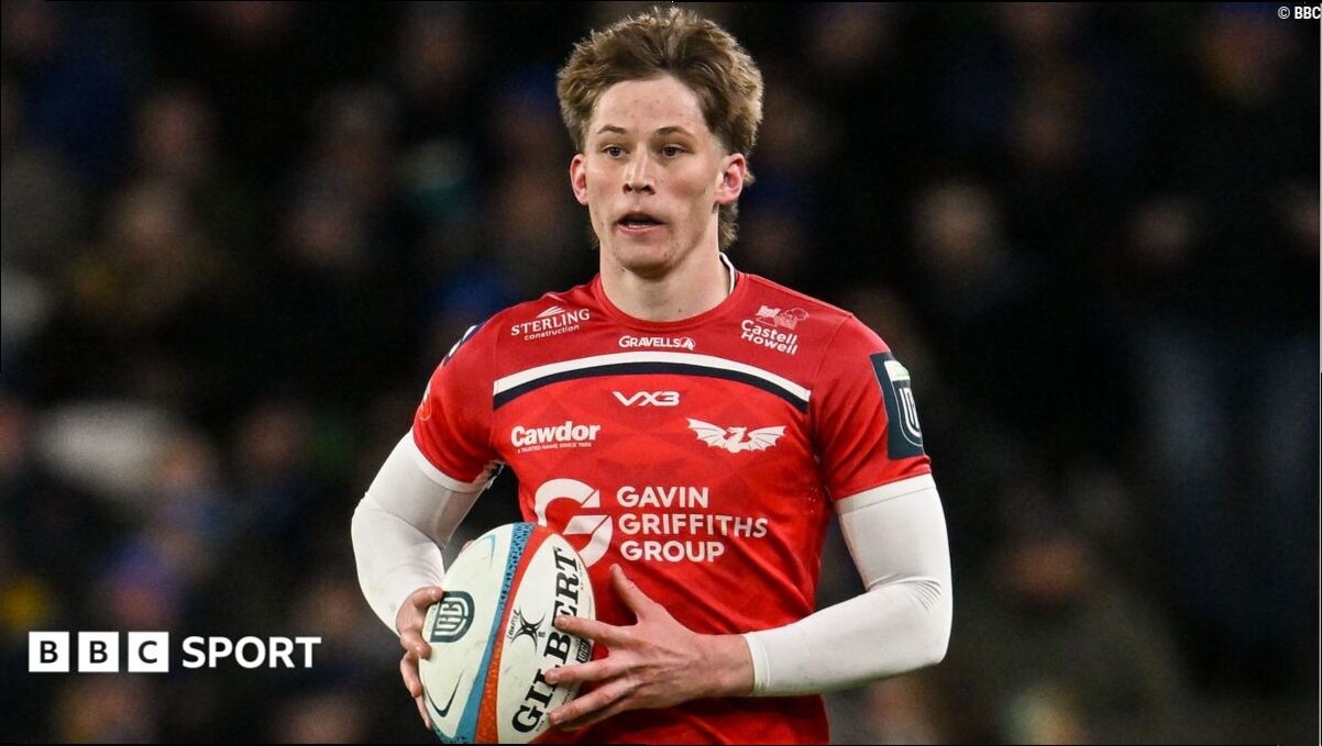 Wales wing Mee signs new Scarlets contract